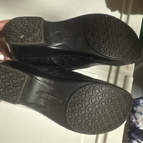 Yuu Bethanee Clogs Paisley Tooled Textured Vegan Black EUC LIKE NEW! Size 7 - Picture 7 of 13